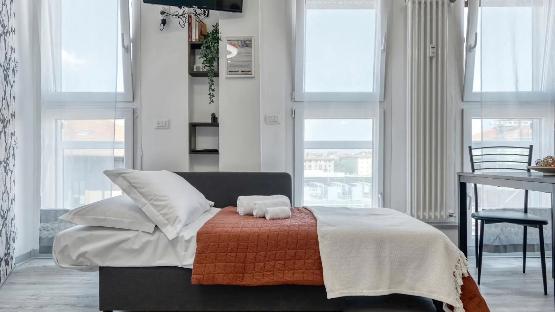 Front Station Apartment - Stazione Centrale Di Bologna 0*,  Italy