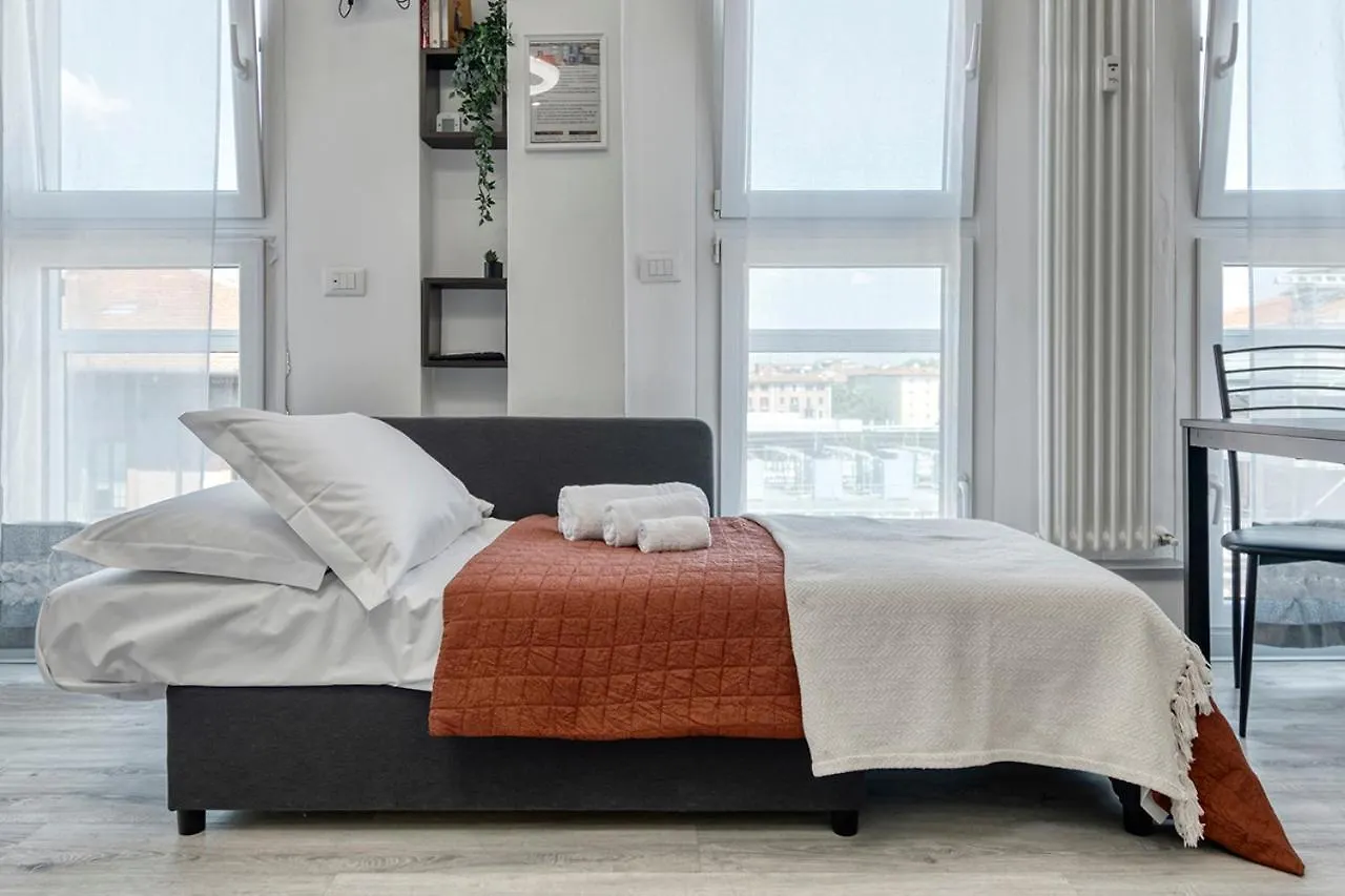 Front Station Apartment - Stazione Centrale Di Bolonia 0*,  Italia