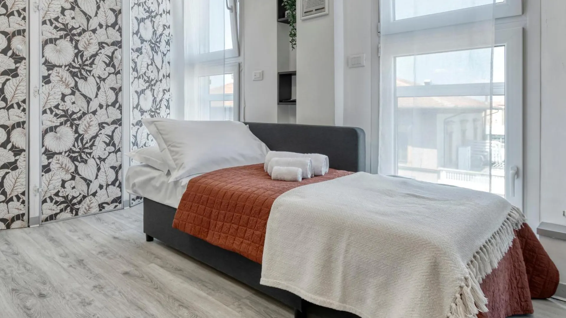 Front Station Apartment - Stazione Centrale Di Bolonia 0*,  Italia